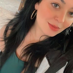 Meet your Posher, Cassandra